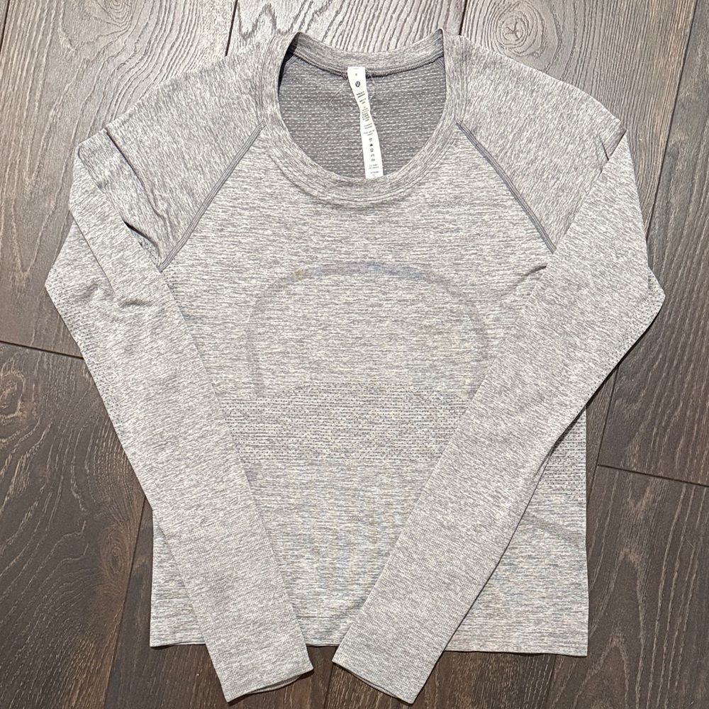 Lululemon Swiftly Tech Long-Sleeve Shirt 2.0 Race Length in Slate/White
